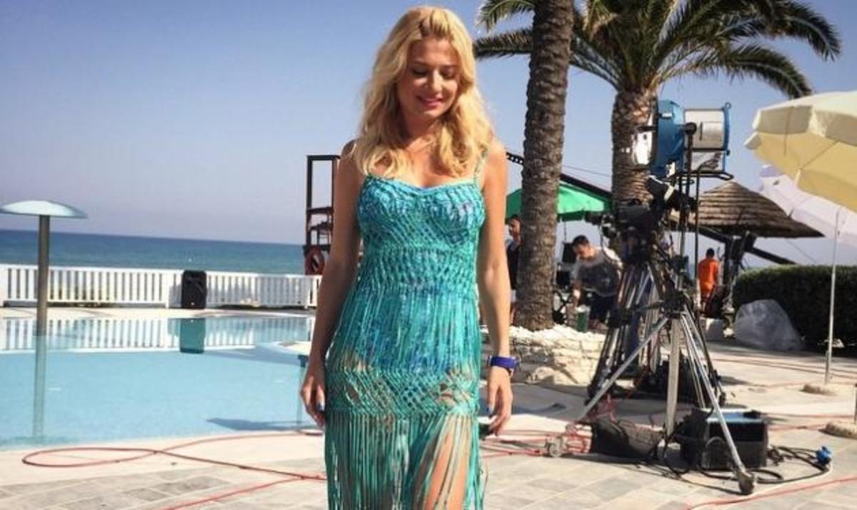 Η σέξι Φαίη Σκορδά αναστάτωσε τις παραλίες της Κυλλήνης