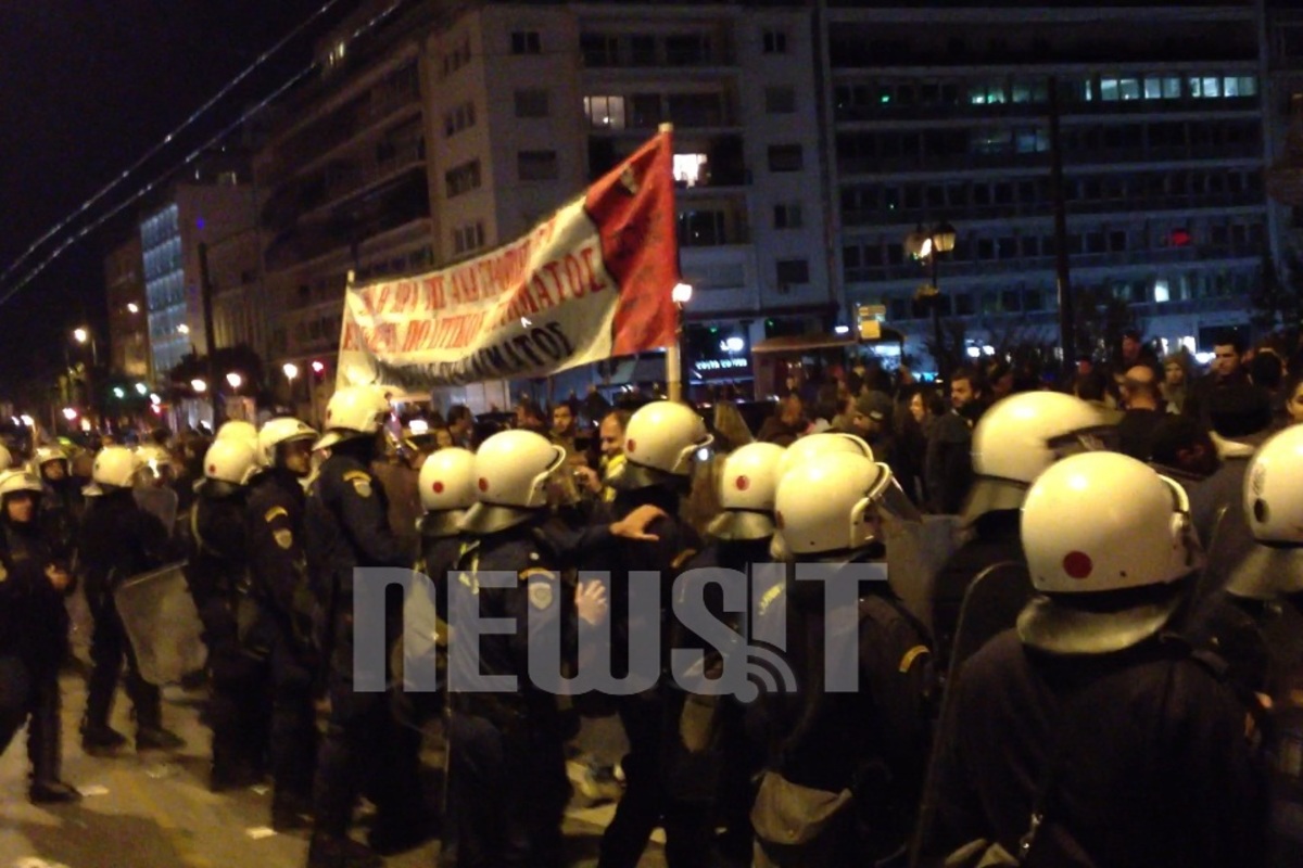 Δείτε σε ΒΙΝΤΕΟ την ένταση μεταξύ διαδηλωτών και αστυνομικών
