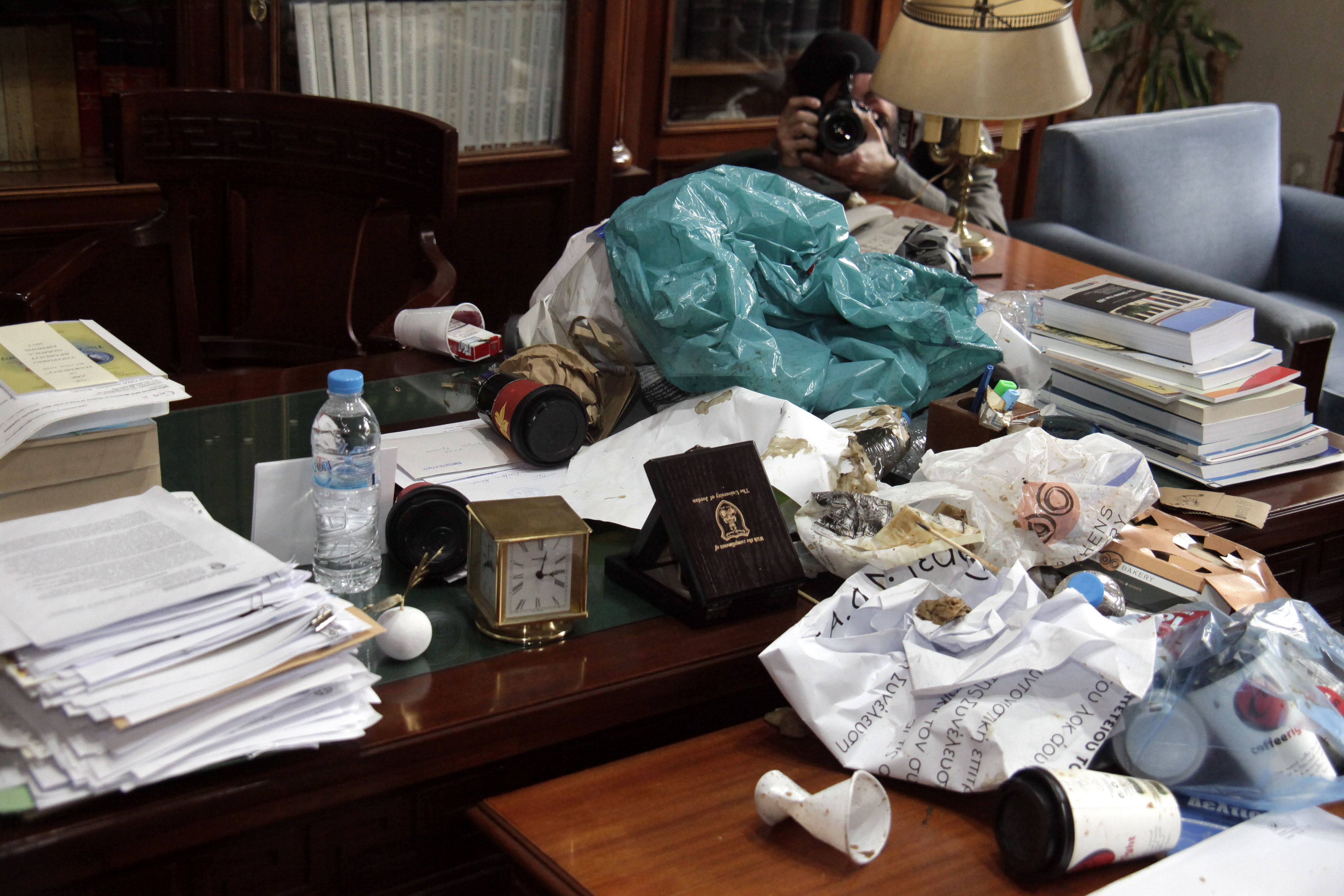 Αντιπρύτανης: Ντρέπομαι για τα σκουπίδια! Συγγνώμη!