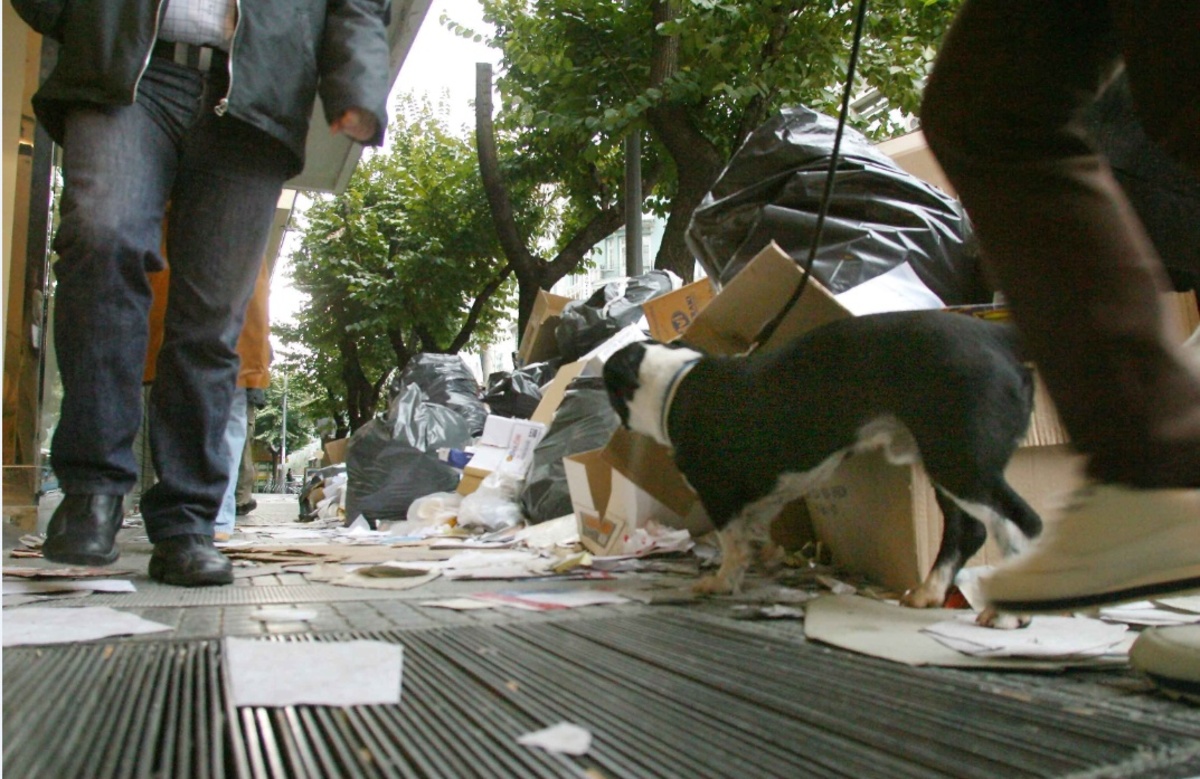 Έντονη δυσφορία των κατοίκων για την εικόνα της παραλιακής - ΦΩΤΟ EUROKINISSI