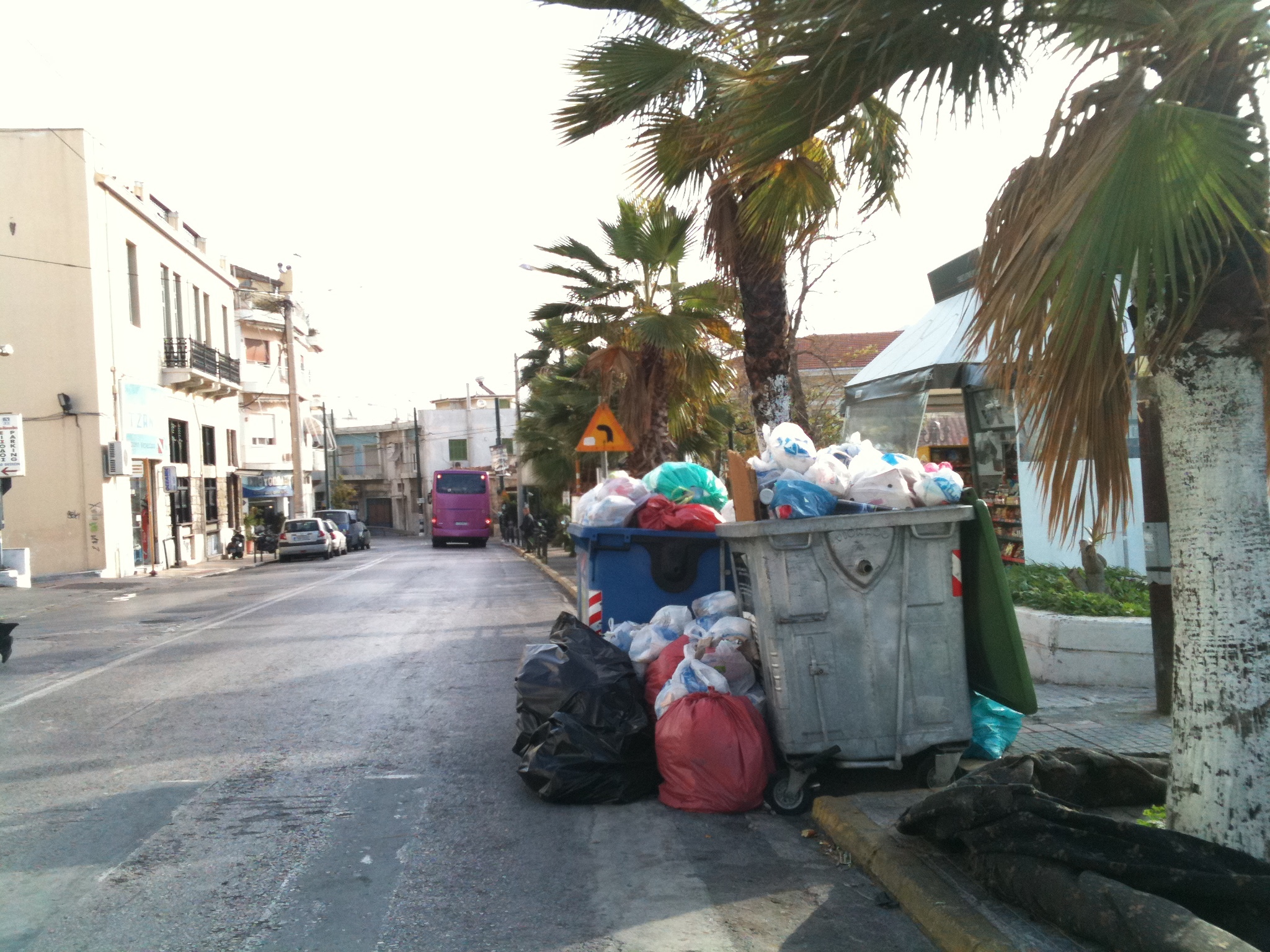 Δεν θα μαζέψουν σκουπίδια το σαββατοκύριακο – Αποχή των εργαζόμενων στους Δήμους