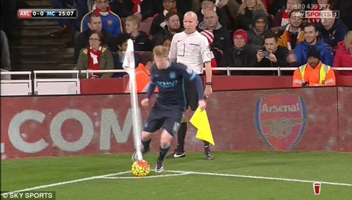 Επική γκάφα Ντε Μπρούιν! Σούταρε το σημαιάκι αντί για την μπάλα (VIDEO)