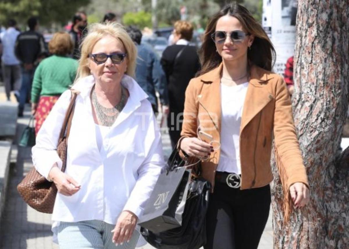 Σόφη Πασχάλη: Βόλτα στη Γλυφάδα με την εντυπωσιακή μητέρα της!