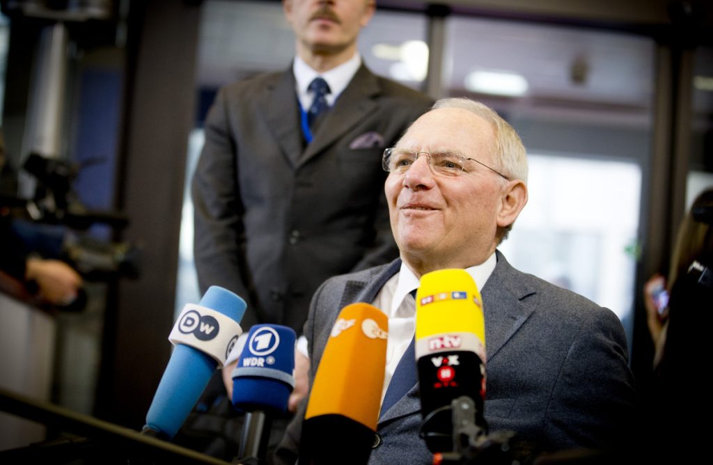 Spiegel: Από μάγειρας, σερβιτόρος ο Σόιμπλε σε μια ομοσπονδιακή Ευρώπη