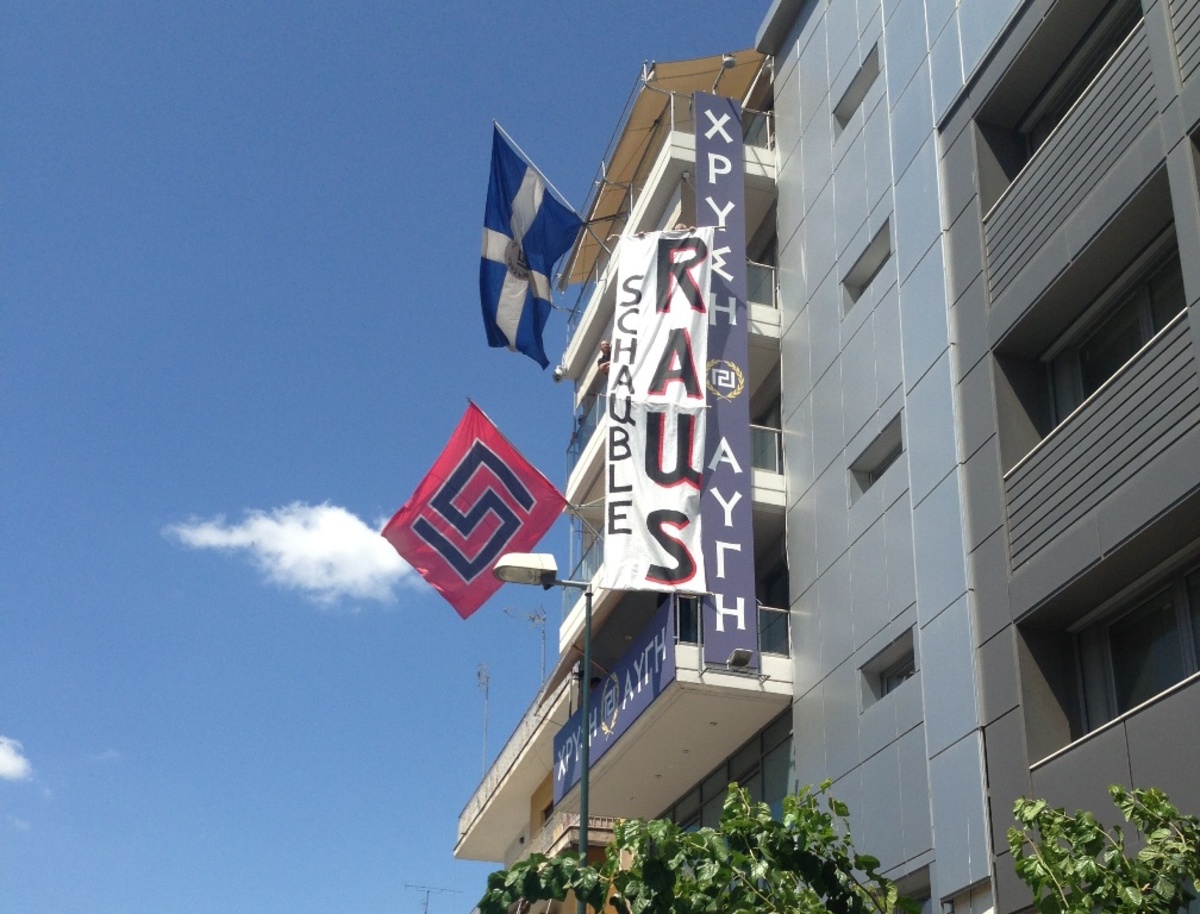 Πανό που έγραφε Σόμπλε raus κρέμασε η Χρυσή Αυγή