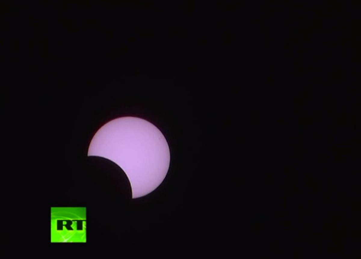 Εκλειψη Ηλίου live: Δείτε το υπέροχο φαινόμενο