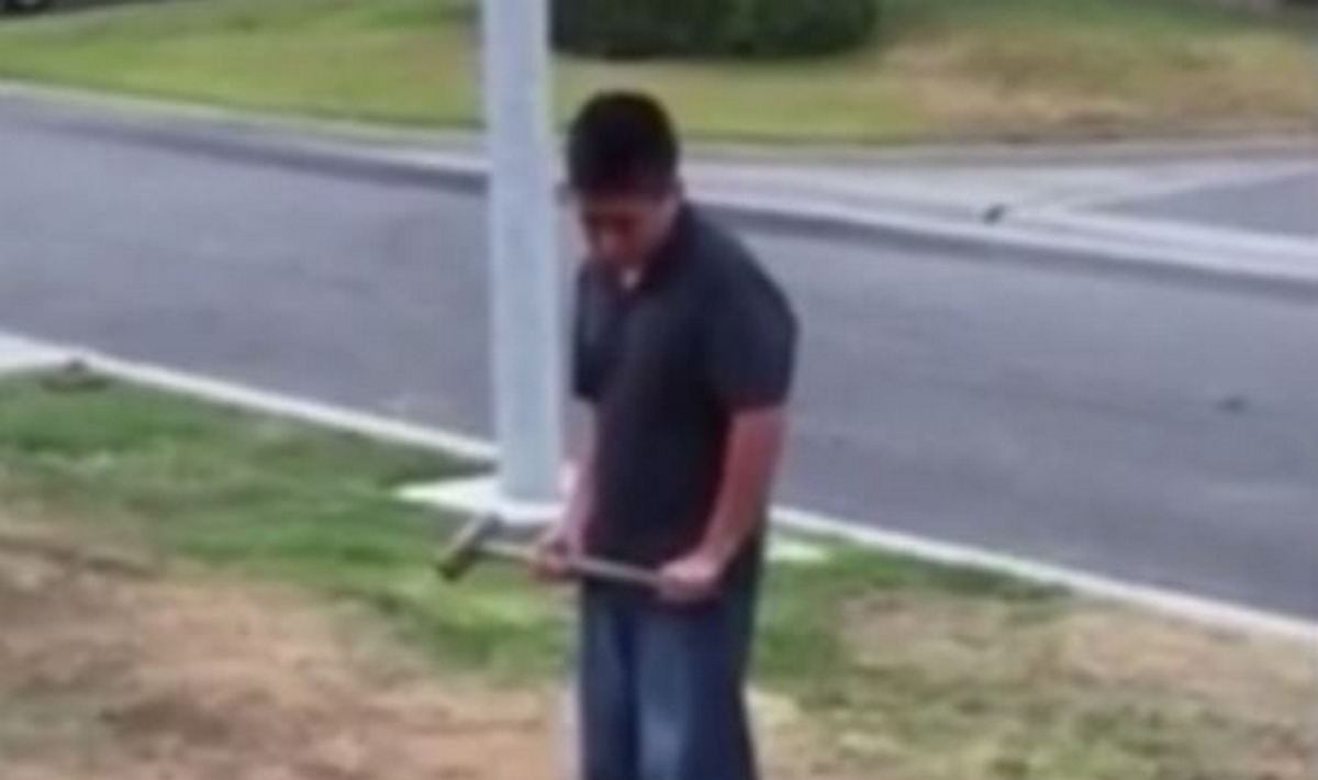 Έβαλε τον γιο του να διαλύσει τα Xbox για τους κακούς βαθμούς (ΒΙΝΤΕΟ)