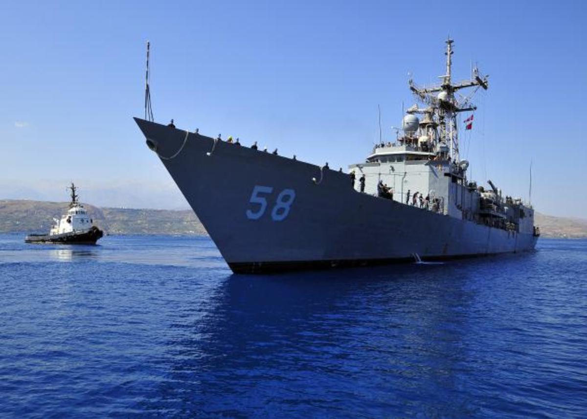 “Μπαρουτοκαπνισμένη” φρεγάτα στη Σούδα – Ποια είναι η πολεμική της ιστορία σε βίντεο