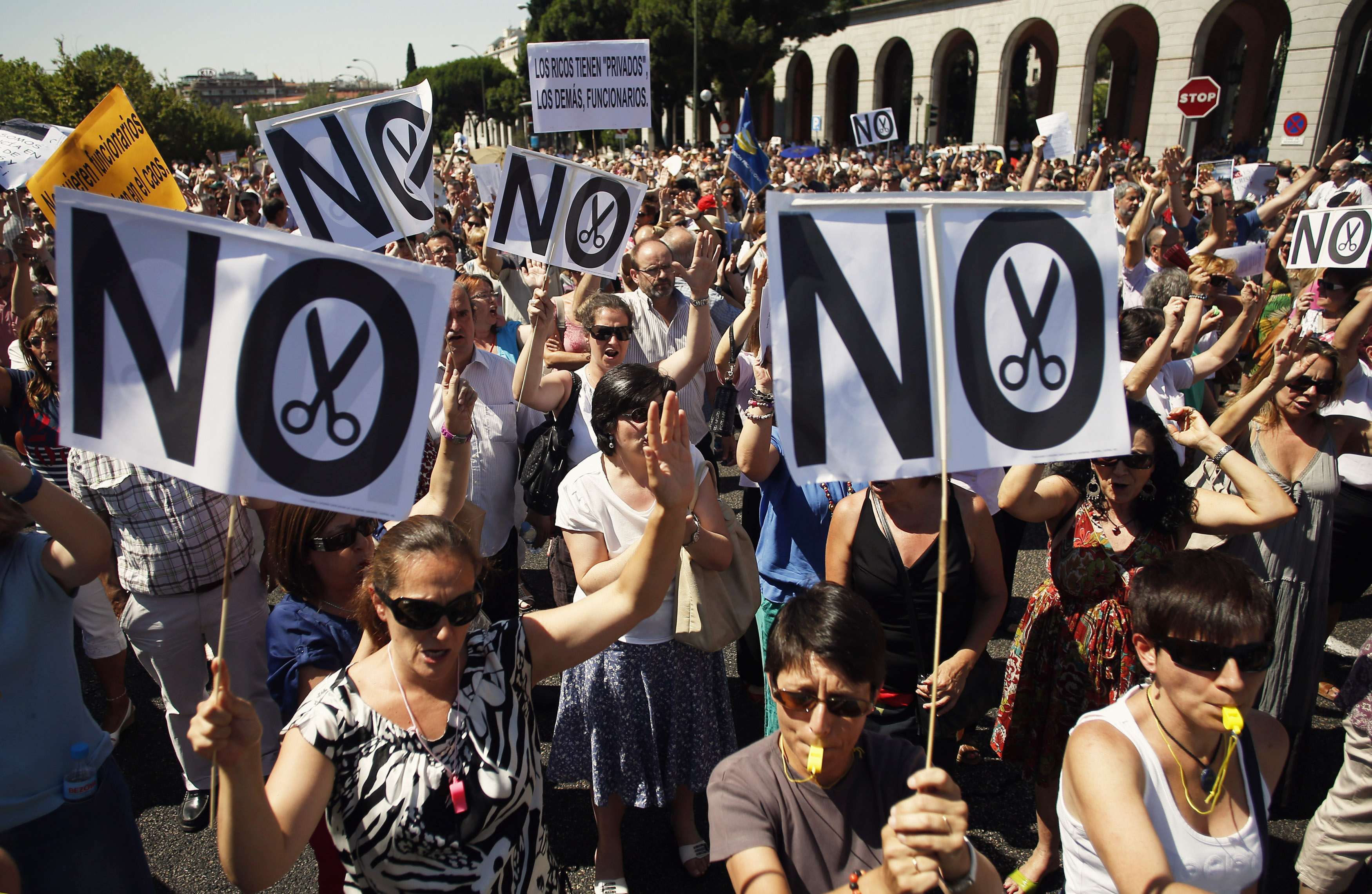 “Πλημμύρισαν” τους δρόμους οι δημόσιοι υπάλληλοι της Ισπανίας