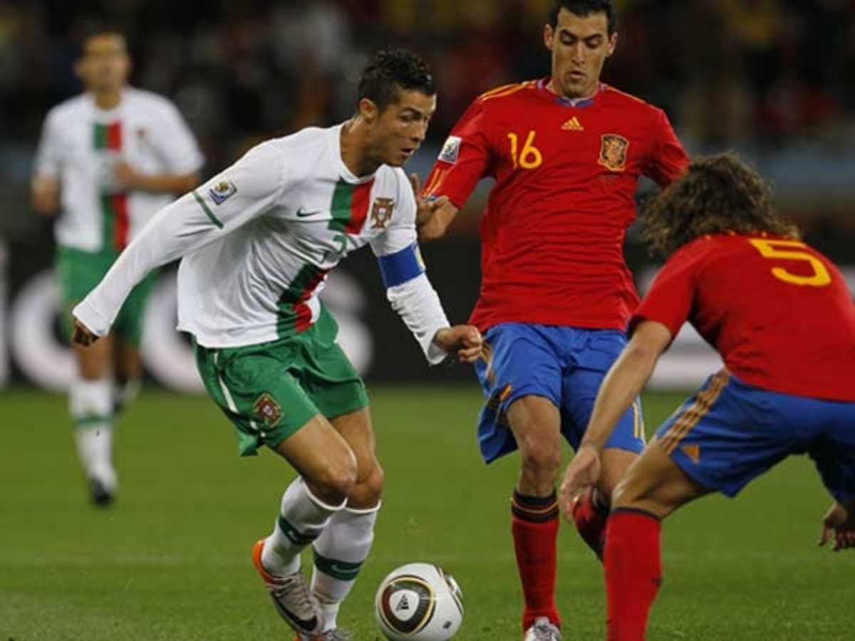 4 футбол видео. Португалия Голландия 2006. Португалия ЧМ 2010. Португалия Испания 2010. Сборная Португалии 2010.