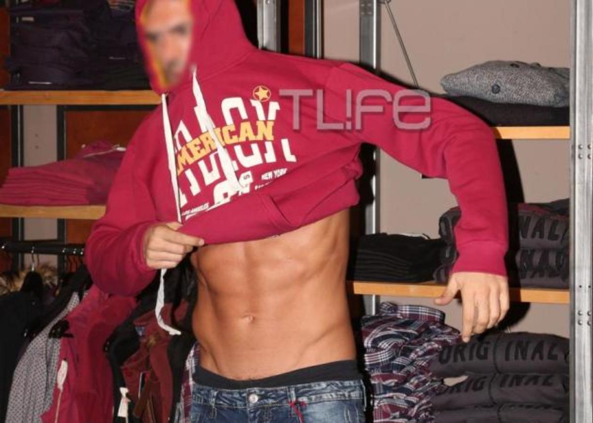 Έμειναν με το στόμα ανοιχτό όταν ο Έλληνας παρουσιαστής γδύθηκε στο κατάστημα!