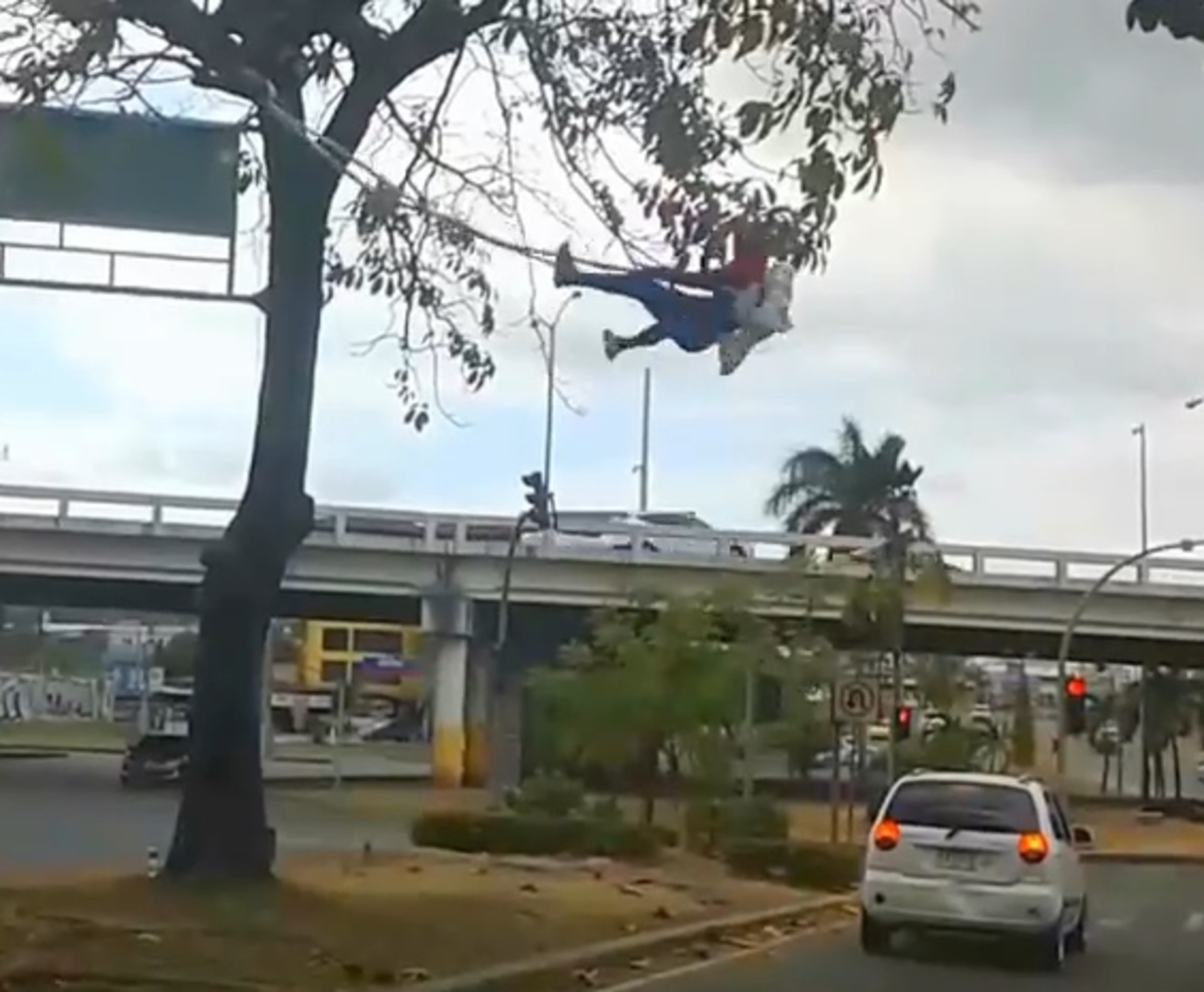 Spiderman… που κάνει κούνια