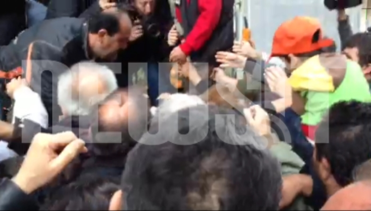 Σπρώχνονται για δωρεάν φρούτα