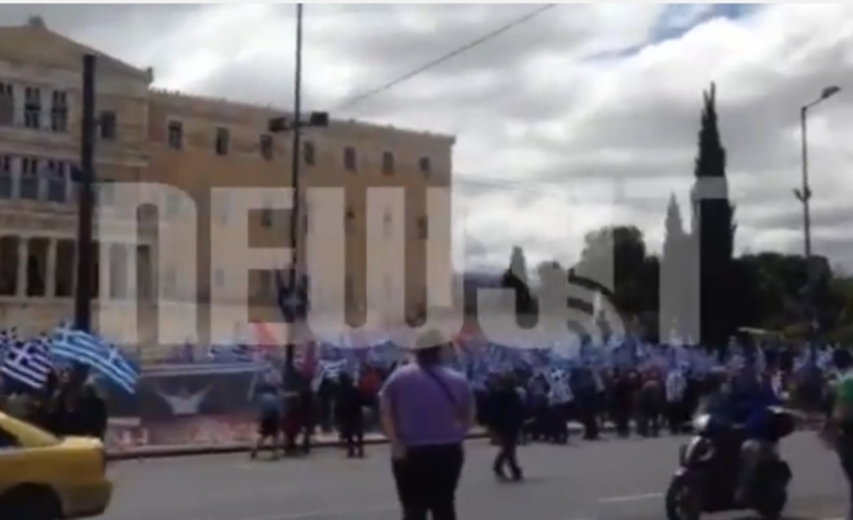 Συνθήματα Χρυσαυγιτών στη βουλή