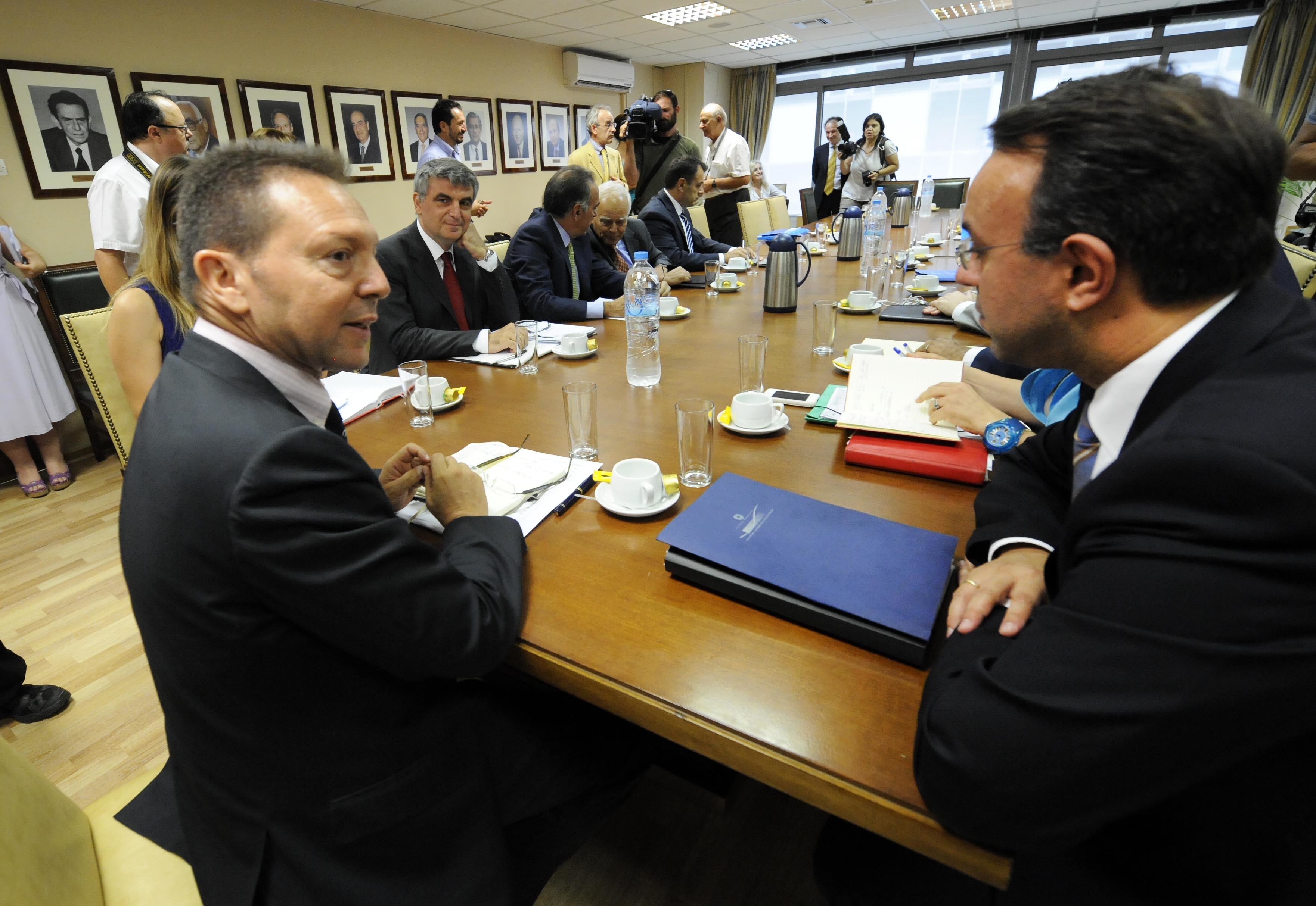 Ψάχνουν υπουργείο-υπουργείο πώς θα κόψουν τα 11,7 δισ. ευρώ