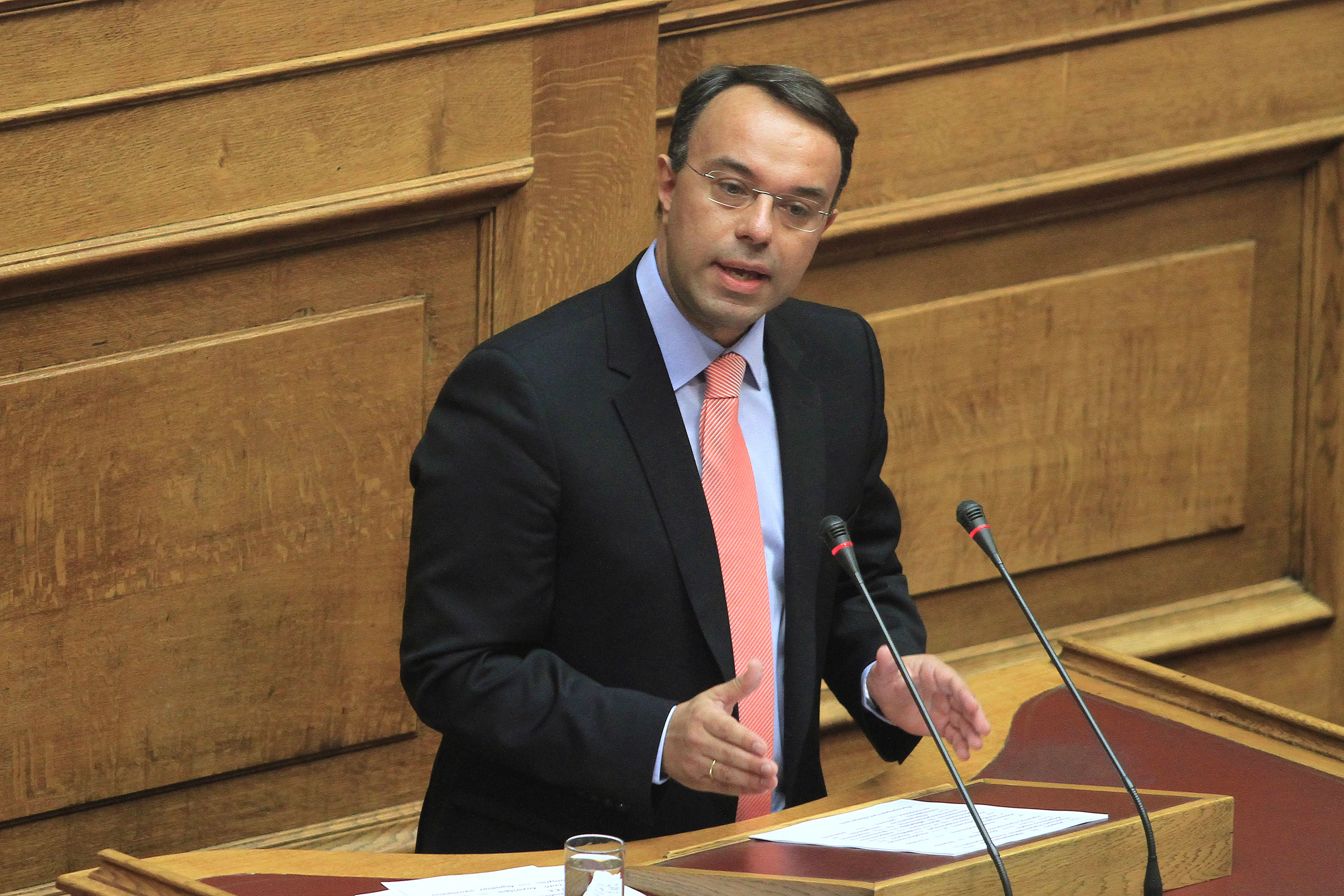 Οι περικοπές σε 20 κωδικούς υπουργείων για να μη μειωθούν τα ειδικά μισθολόγια