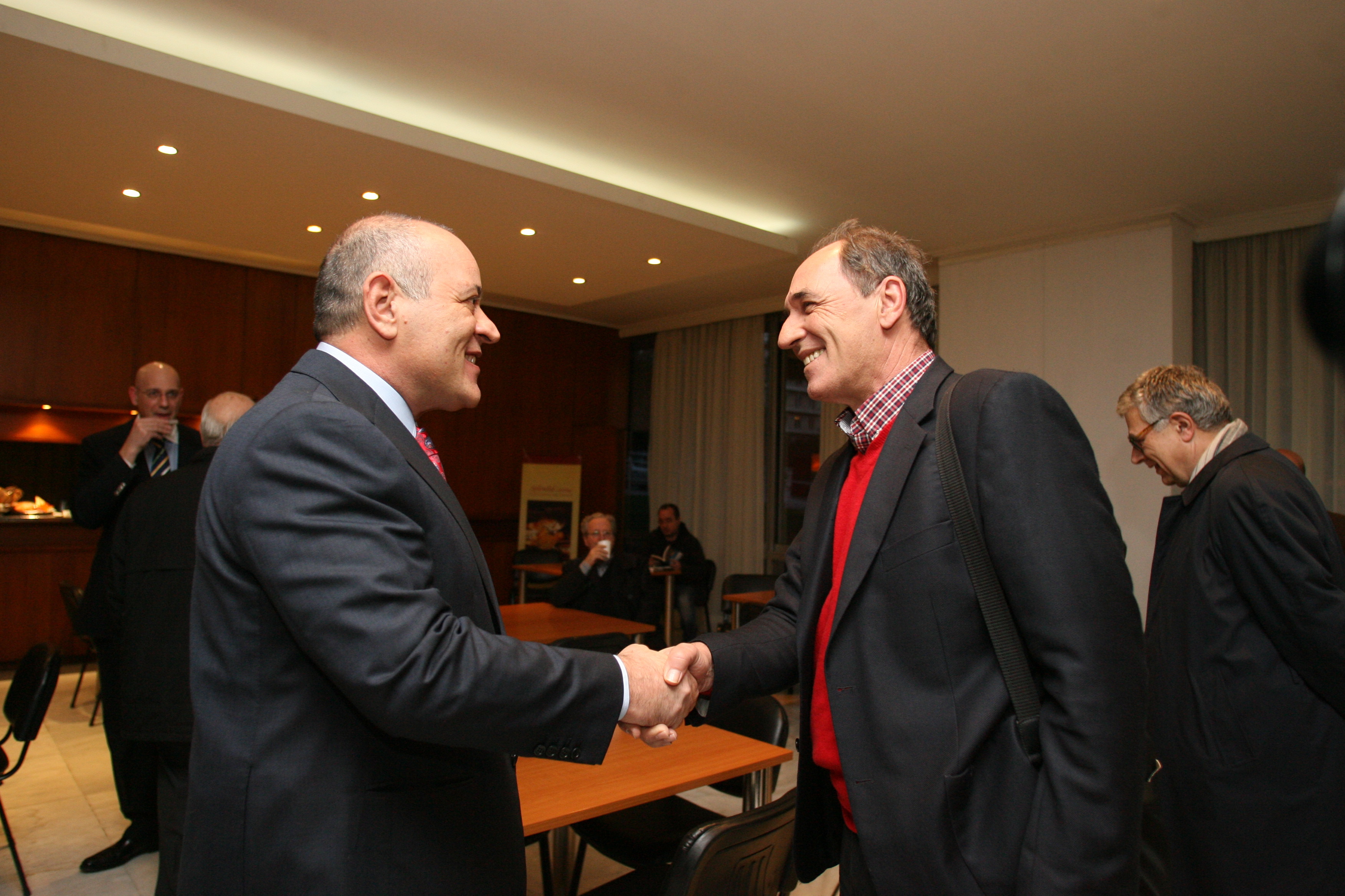 Ο Σταθάκης υπερασπίζεται τον Στουρνάρα: Λίγοι οι φόροι στους Έλληνες!
