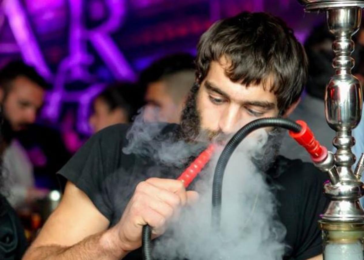 O σέξι αγρότης Στάθης Στιβακτάκης, καπνίζει ναργιλέ και… κάνει χαμό στο facebook!