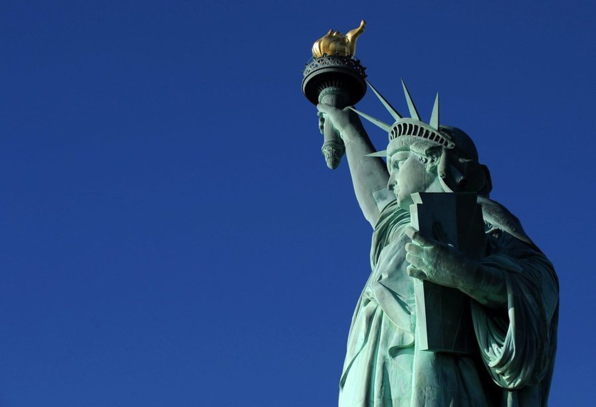 Εντυπωσιακή φωτογραφία! Η πανσέληνος πάνω από τον πυρσό του Αγάλματος της Ελευθερίας