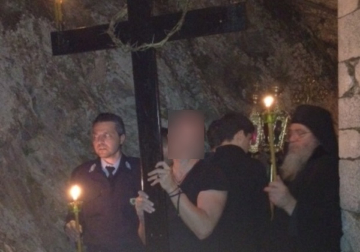 Πασίγνωστος ηθοποιός κράτησε τον Σταυρό σε περιφορά Επιταφίου στο Άγιο Όρος!