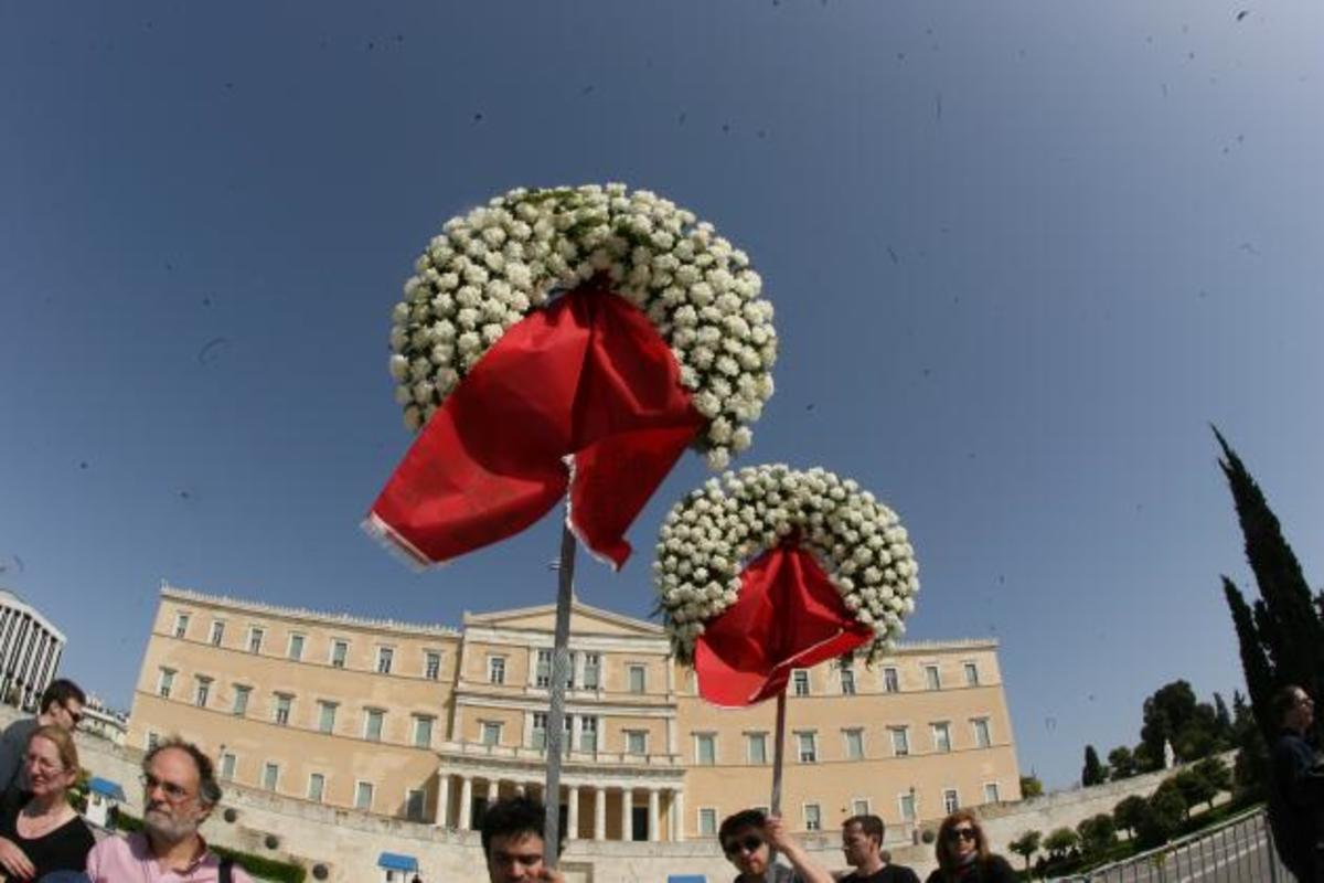 “Ιδού ο στρατός σας πηδά από το παράθυρο” – Στρατιωτικοί αυτοκτονούν κανείς δεν ασχολείται