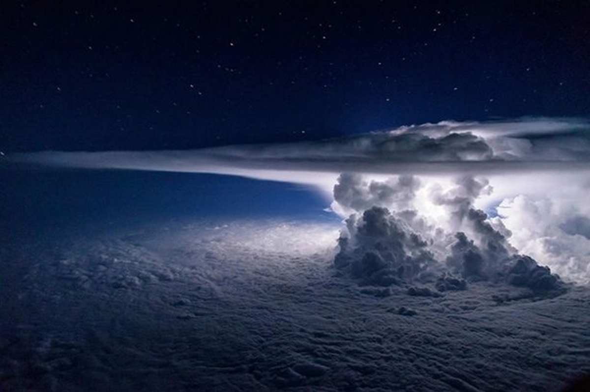 Πιλότος τράβηξε απίστευτη φωτογραφία καταιγίδας στα 37.000 πόδια