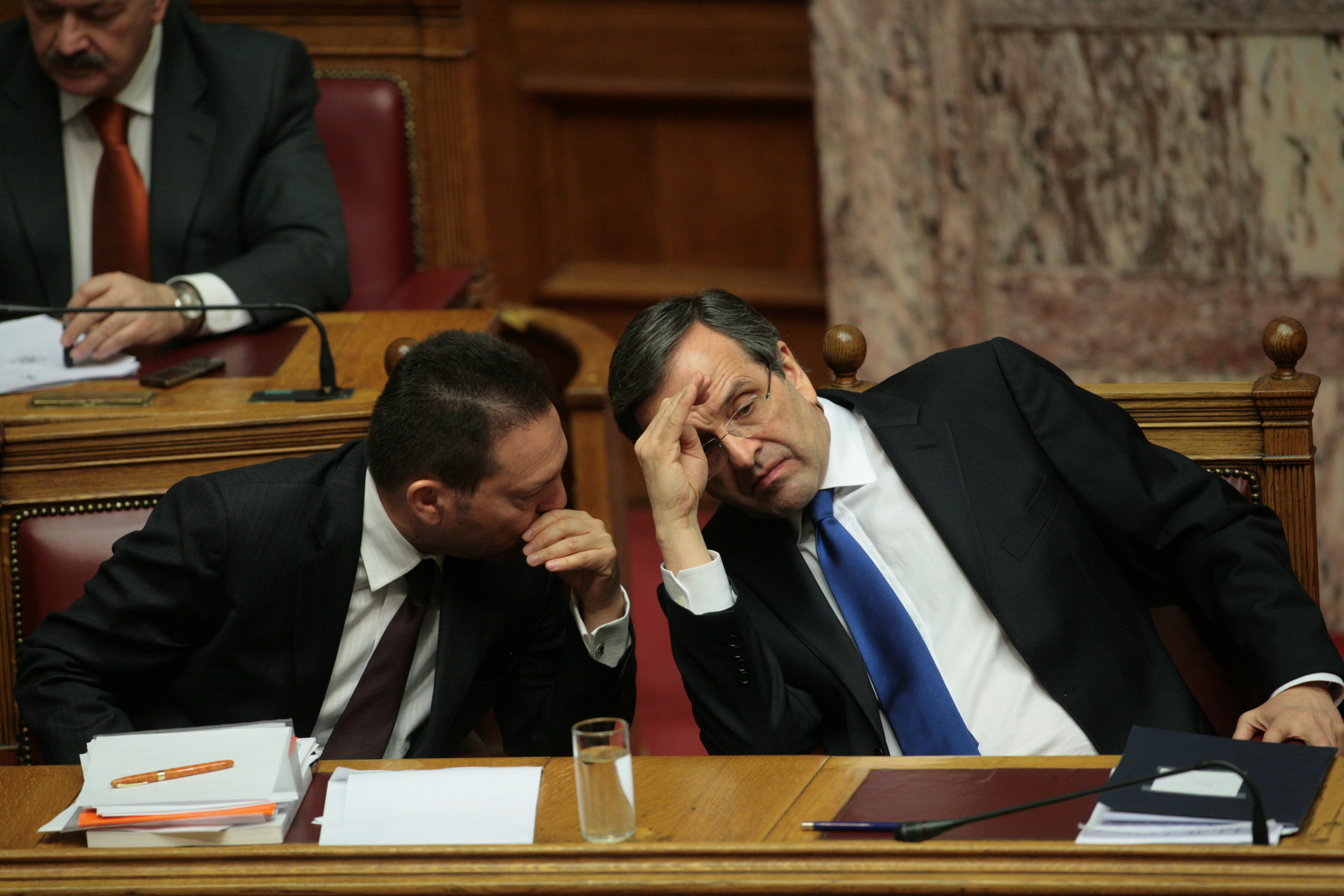 Χάος στη Βουλή για το πολυνομοσχέδιο – Κυβέρνηση: Κατεπείγον για να προλάβουμε τις δόσεις – ΣΥΡΙΖΑ: ”Έκτρωμα” – Έξαλλος με το ΠΑΣΟΚ ο Στουρνάρας