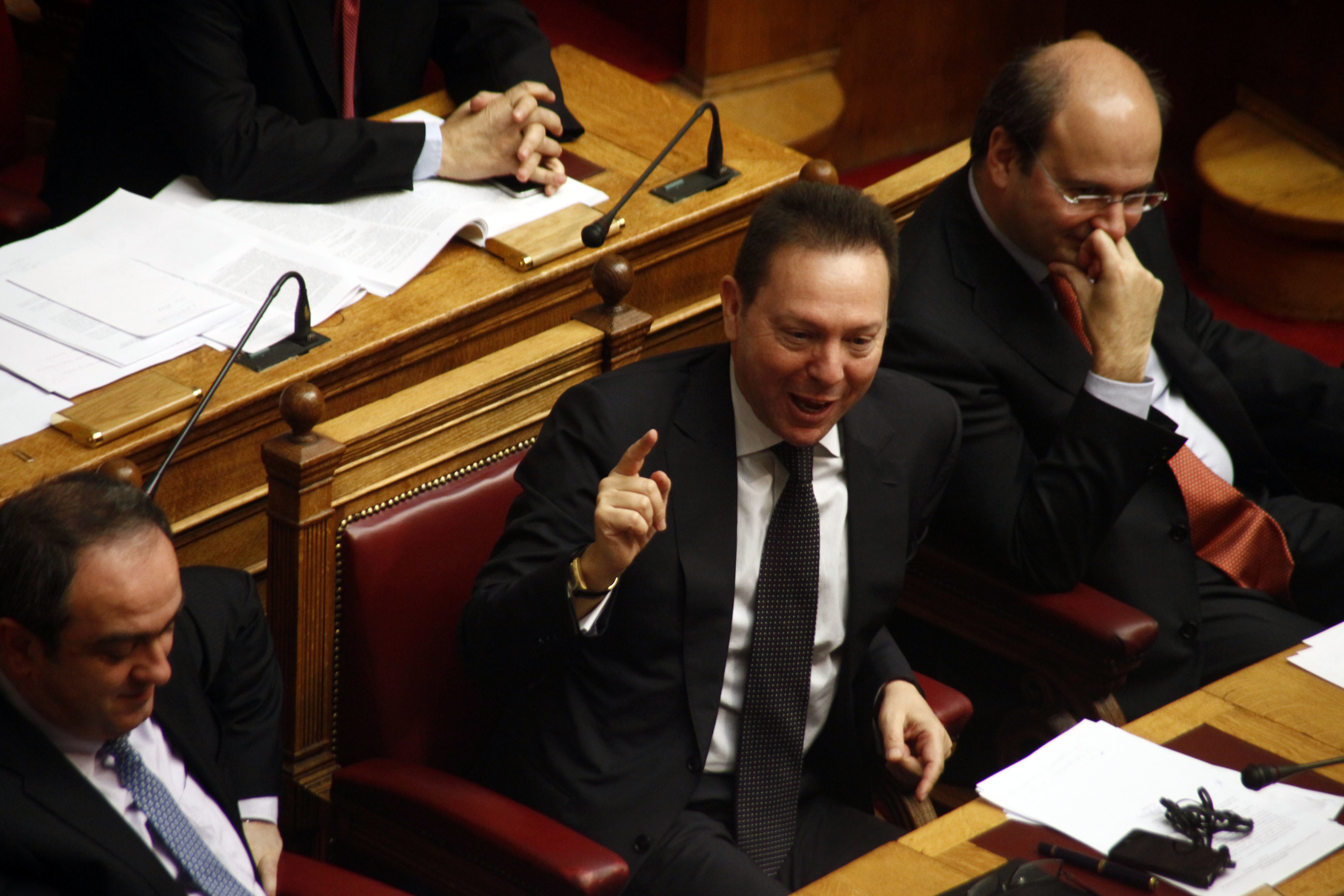 Προσπάθεια Στουρνάρα να εκθέσει τους επικριτές του – Αλλαγές σε πλειστηριασμούς και πρόστιμα