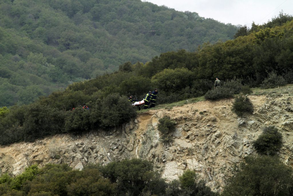 Πτώση ελικοπτέρου: “Τυφλό” το Χιούι – “Σφεντόνα” τα καλώδια της ΔΕΗ