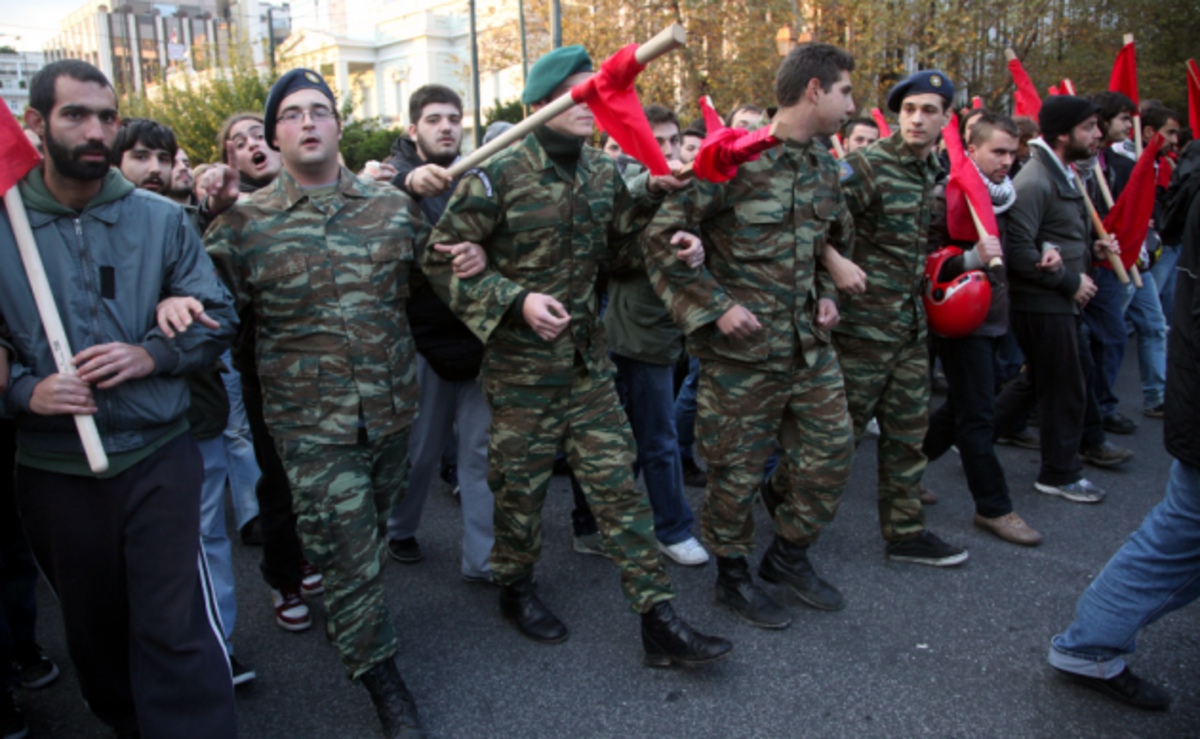 Στρατιώτες στη πορεία του Πολυτεχνείου. Θα τολμήσουν να τους τιμωρήσουν;