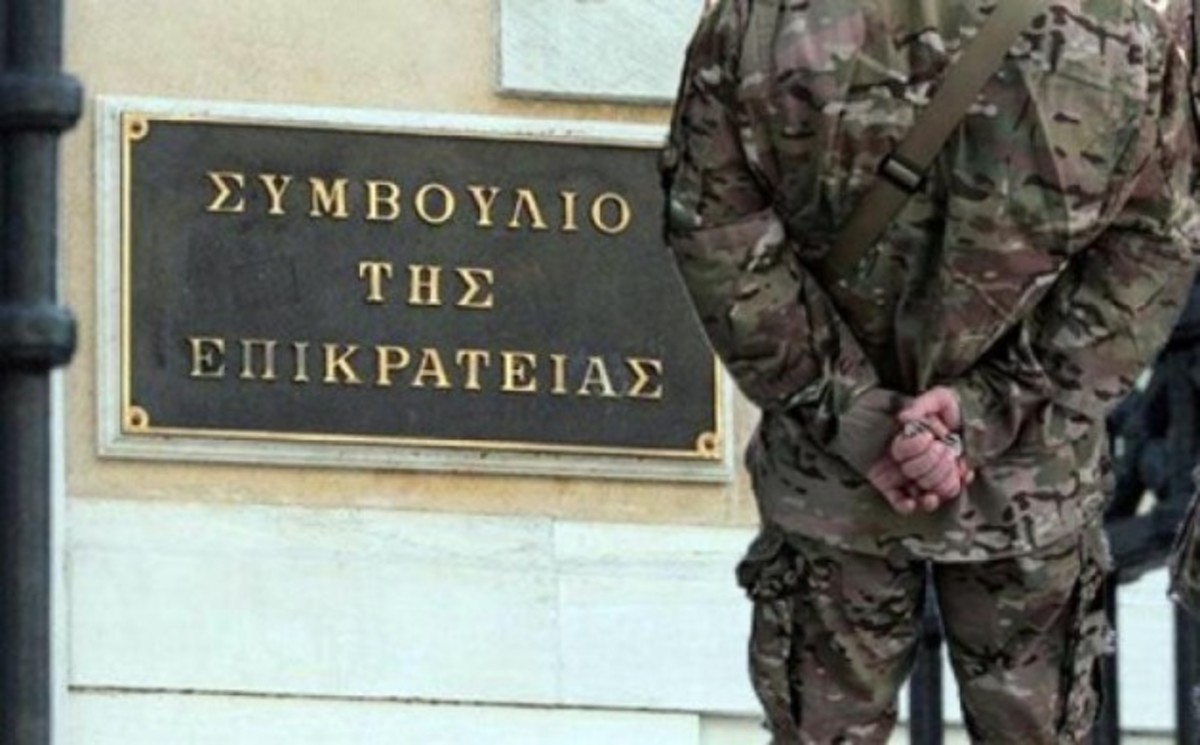 Στα χέρια του Βαρουφάκη η αποκατάσταση μισθών στρατιωτικών