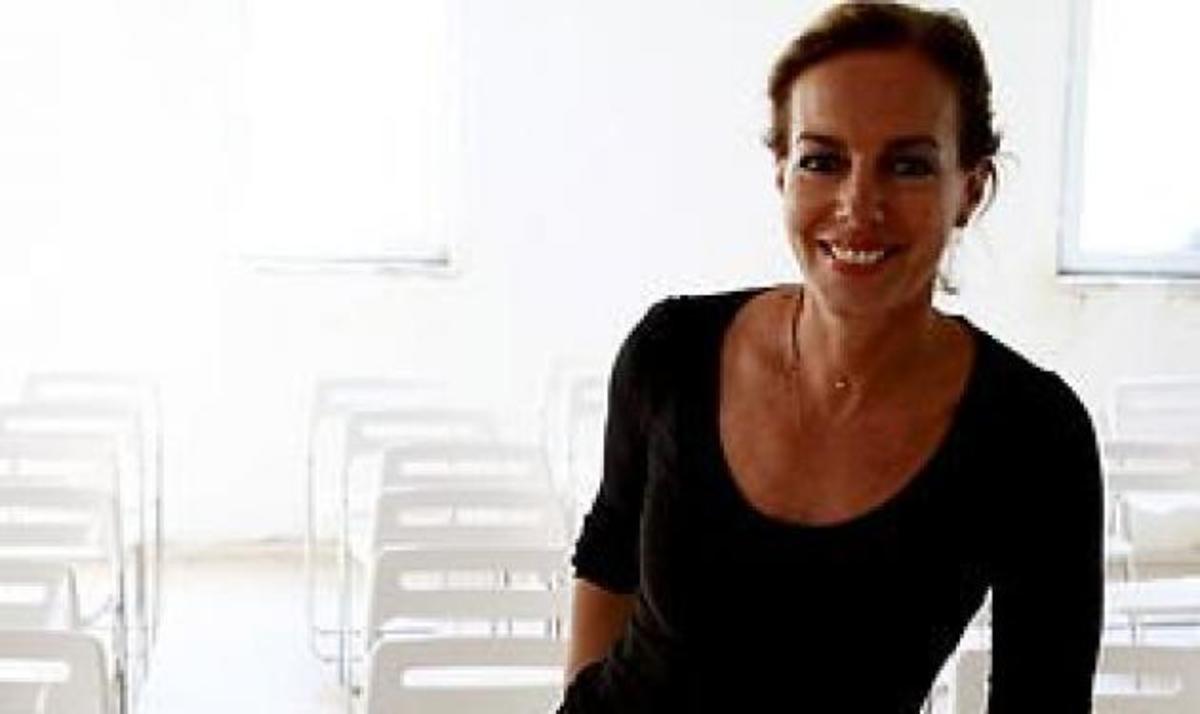 Δείτε τη σύζυγο του Γ. Βαρουφάκη να ποζάρει ως μοντέλο