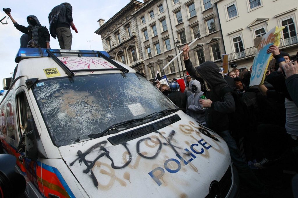 H ώρα της επίθεσης στο βαν της αστυνομίας ΦΩΤΟ REUTERS