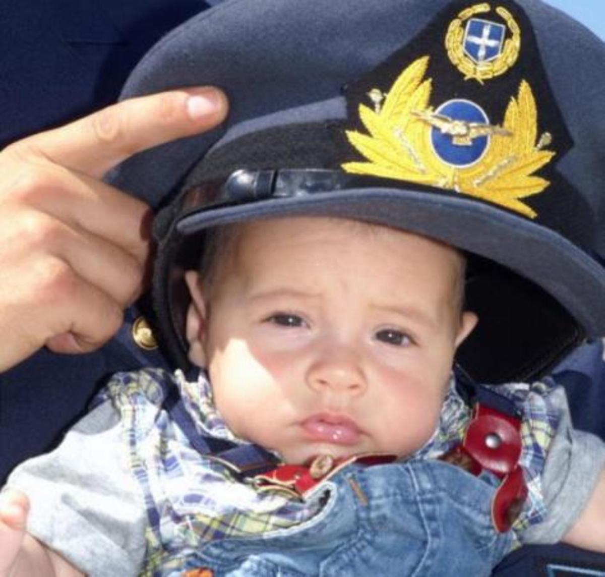 Βαφτίστηκε ο πιτσιρικάς που γεννήθηκε σε Super Puma.Νονός ο κυβερνήτης!