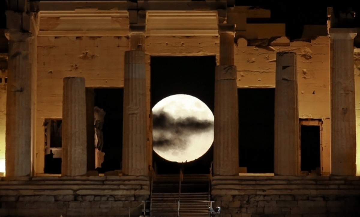 Supermoon: Το φεγγάρι μάγεψε τον πλανήτη – Εντυπωσιακές φωτογραφίες