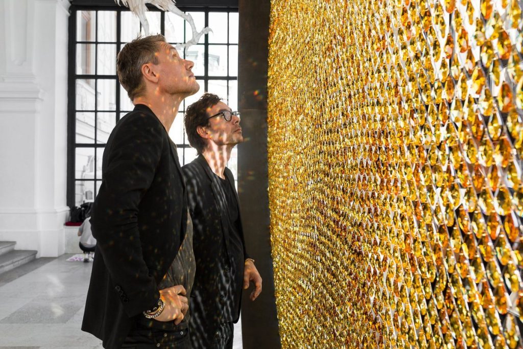 Ένας “ήλιος” από 8.000 κρύσταλλα Swarovski [pics]