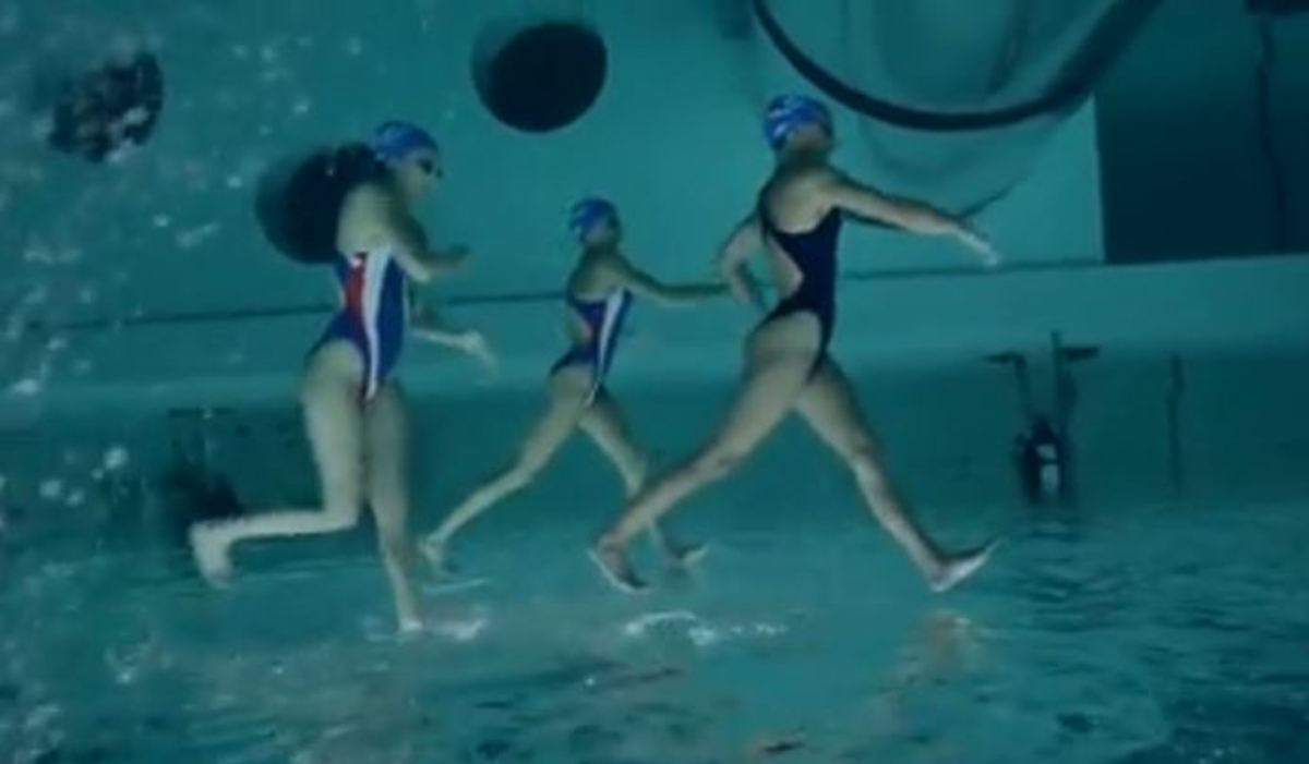 Δείτε αυτές τις αθλήτριες της συγχρονισμένης κολύμβησης! Και όμως τις βλέπετε ανάποδα! [vid]