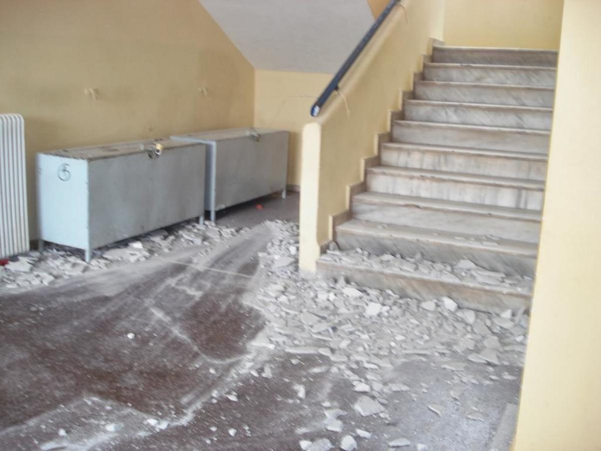 Η οροφή που έπεσε 5 λεπτά μετά το σχόλασμα των μαθητών! ΦΩΤΟ από το oraiokastronews.blogspot.gr