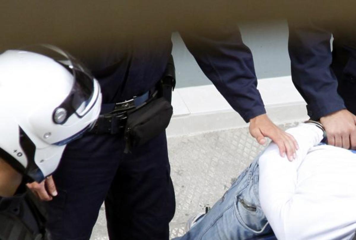 Άνδρας με τατουάζ της Χρυσής Αυγής επιτέθηκε σε αστυνομικό
