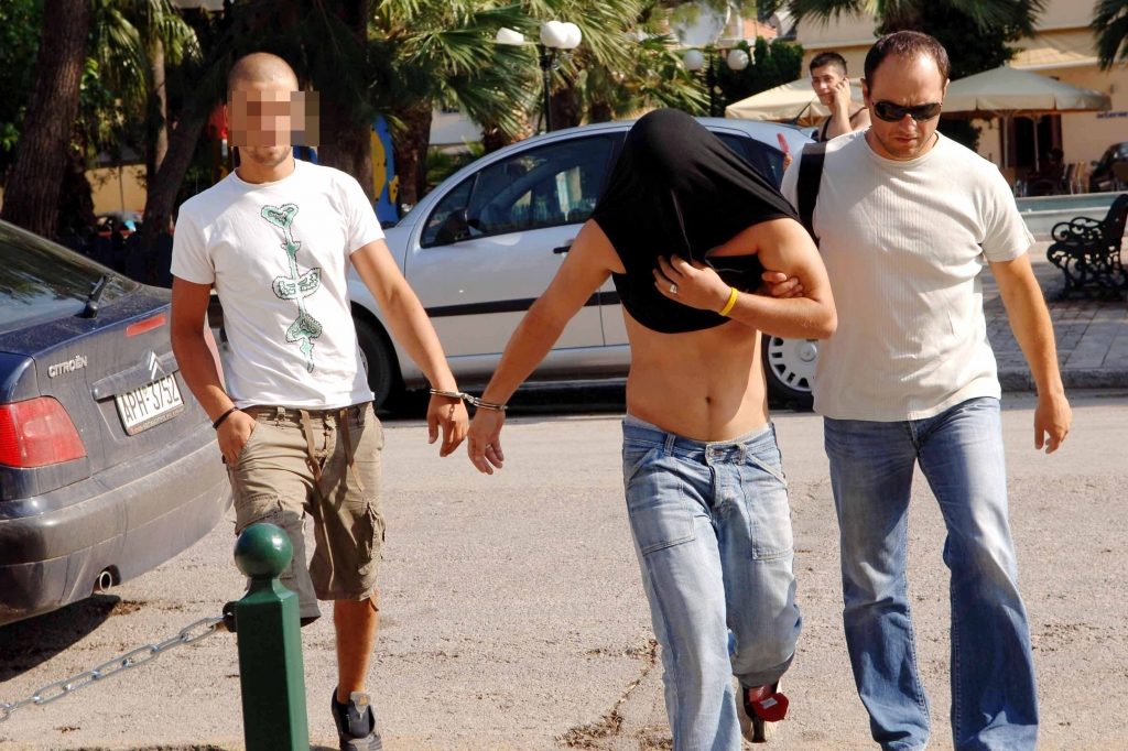 Δάγκωσε δύο αστυνομικούς για να μην τον συλλάβουν!