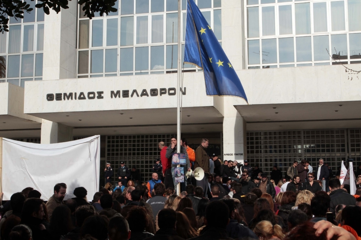 Στον αέρα συμβασιούχοι μετά τη μονιμοποίηση