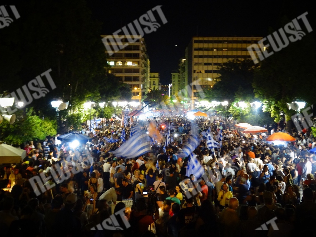 Δημοψήφισμα: Ατελείωτο πάρτι στο Σύνταγμα – Χιλιάδες πολίτες πανηγυρίζουν το “Όχι” (ΦΩΤΟ)