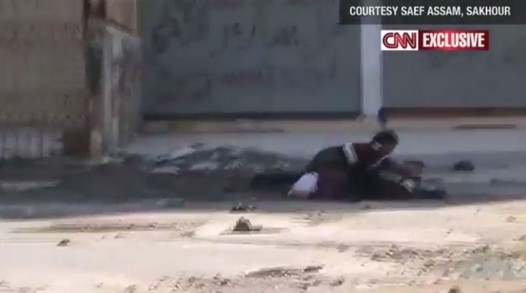 Συγκλονιστικό video: Σύρος αντάρτης ρισκάρει τη ζωή του για να σώσει τραυματισμένη γυναίκα