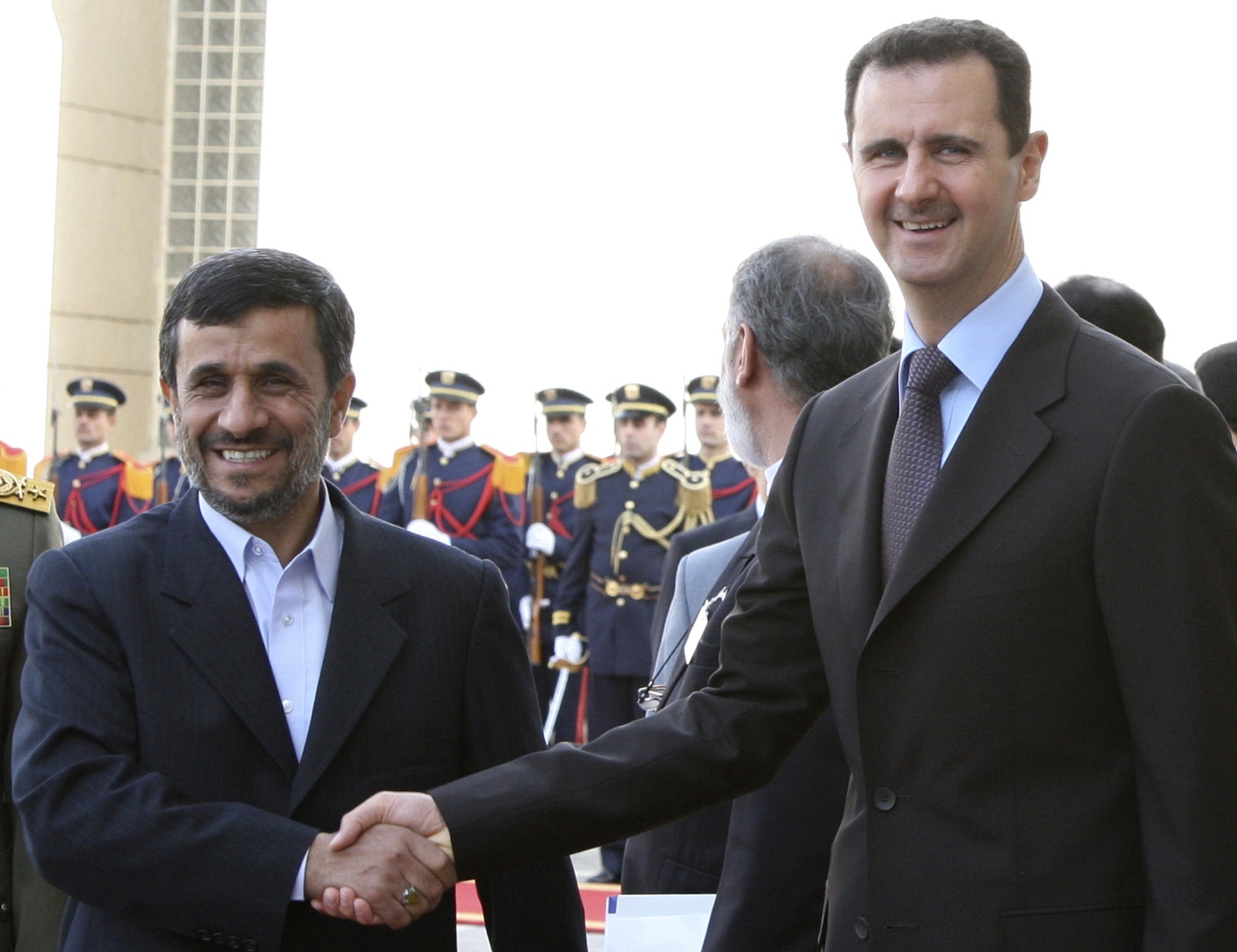 Ο Σύρος πρόεδρος Μπασάρ Αλ Άσαντ με τον ιρανό ομόλογο του Αχμαντινετζάν. Πολλοί θεωρούν οτι ο ιρανός πρόεδρος παίζει σημαντικό ρόλο στις αποφάσεις Αλ Άσαν. ΦΩΤΟ REUTERS