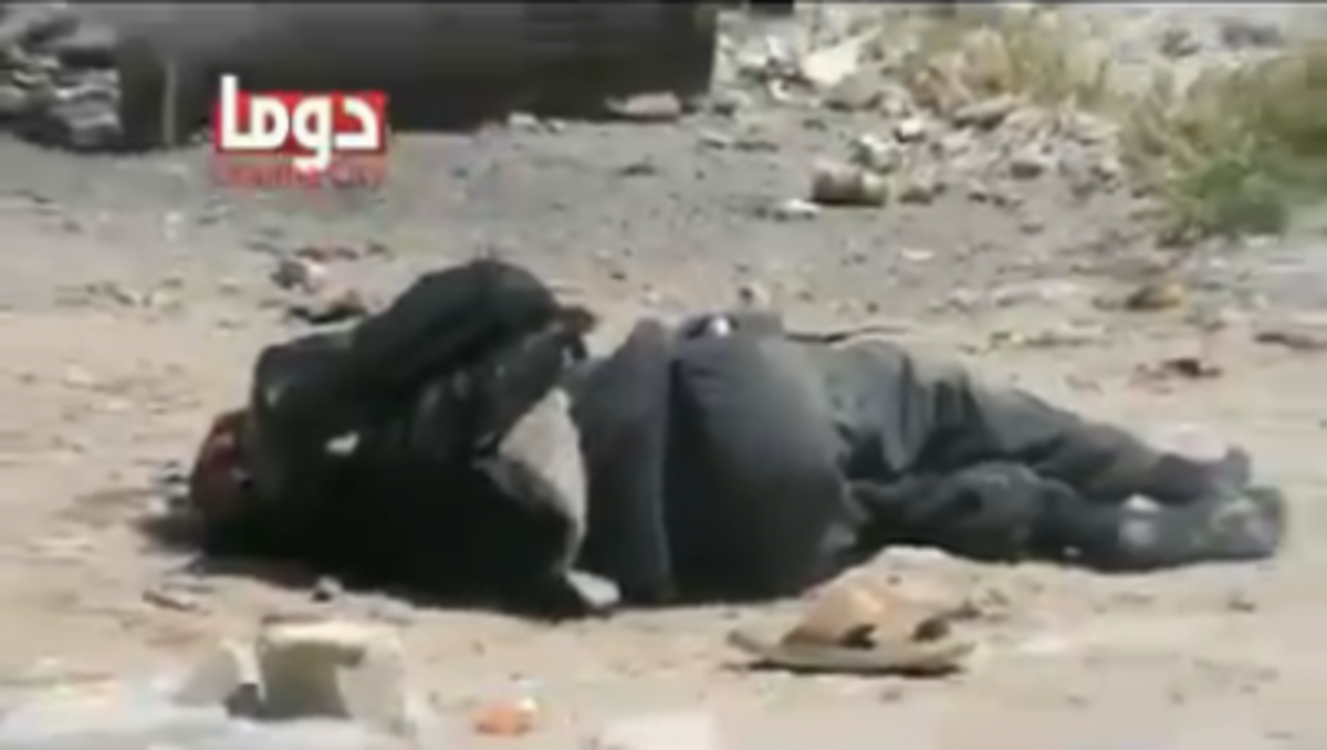 Βίντεο-σοκ από Συρία!Ελεύθεροι σκοπευτές δεν αφήνουν ούτε τους νεκρούς να πάρουν από το δρόμο