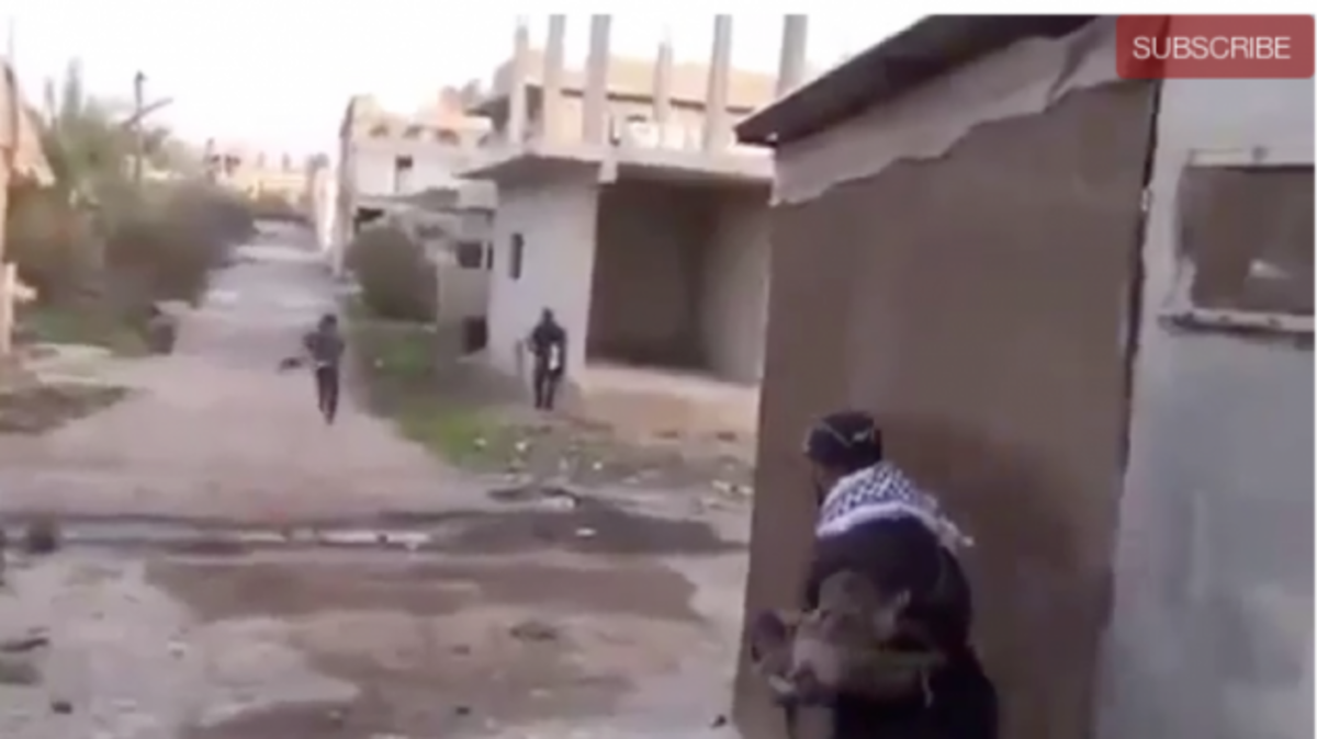 Συγκλονιστικό βίντεο! Δημοσιογράφος εκτελείται από ελεύθερο σκοπευτή στη Συρία