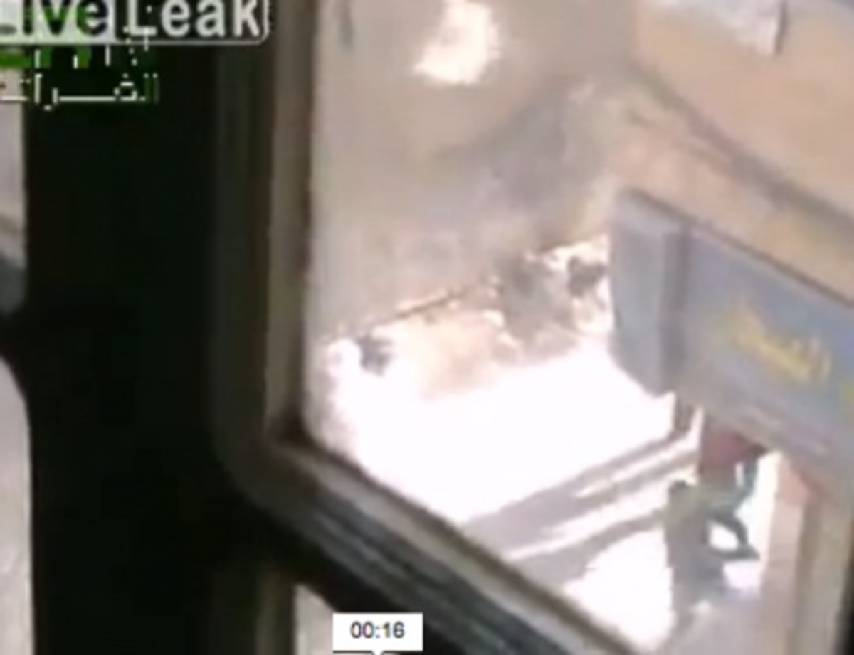 Βίντεο-σοκ από Συρία:Ελεύθερος σκοπευτής εκτελεί παιδί που πέταγε πέτρες!