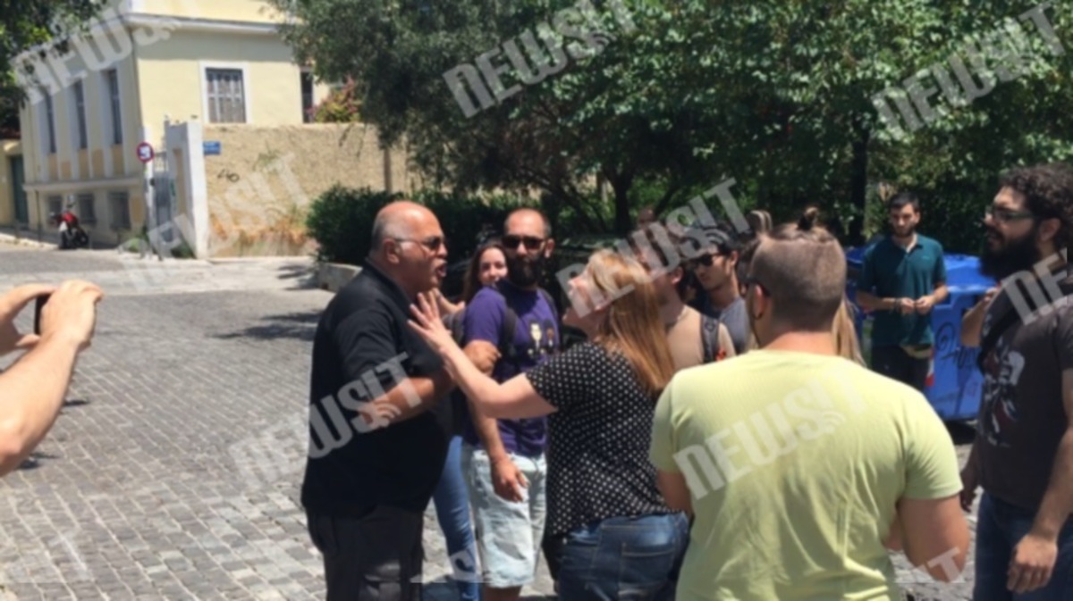 “Είστε νεολαία του φραπέ” – Άγριο επεισόδιο πολίτη με μέλη του ΣΥΡΙΖΑ κάτω από την Ακρόπολη! VIDEO