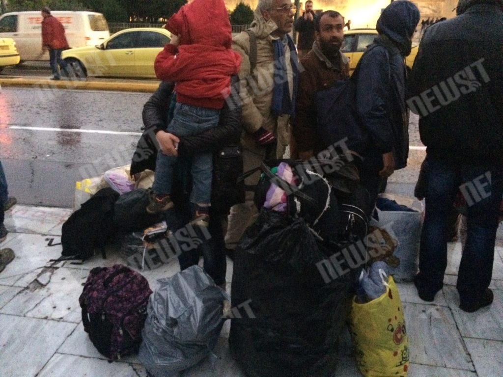 Αποχωρούν με πούλμαν από την πλατεία Συντάγματος οι Σύροι πρόσφυγες (ΦΩΤΟ)