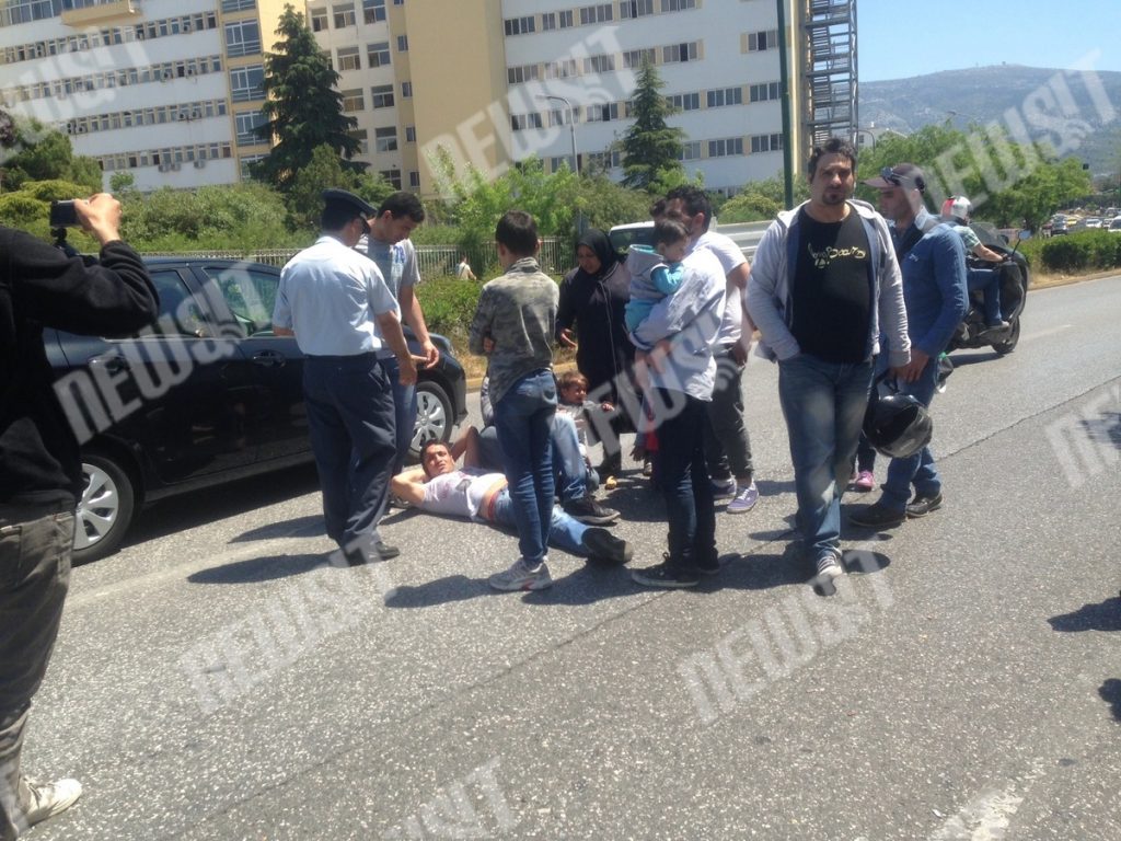 Της κακομοίρας στην Κατεχάκη – Σύροι μετανάστες ξάπλωσαν στο δρόμο – Ζητούν άσυλο